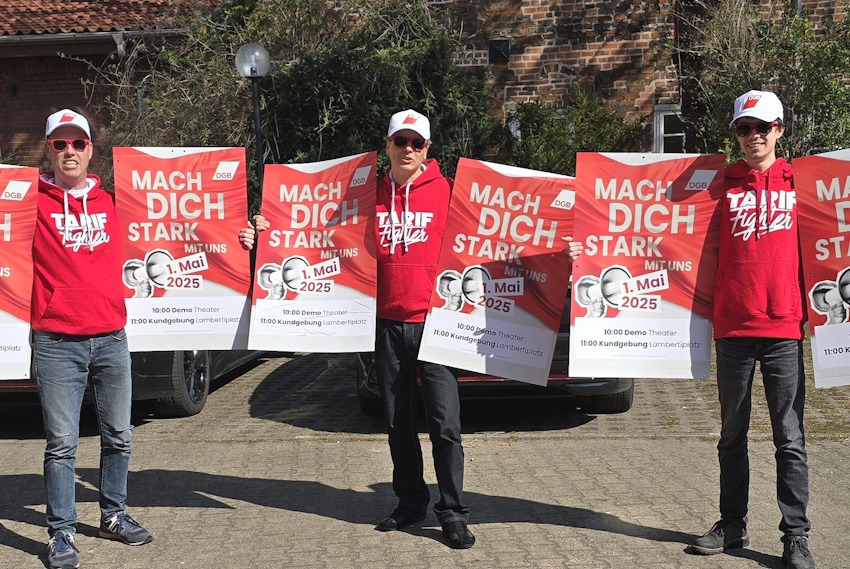 Der DGB Lüneburg wirbt zum 1. Mai 2025. Von links: Dirk Garvels, Matthias Richter-Steinke und Viggo Prehn vom Team der DGB-Region Nord-Ost-Niedersachsen.
