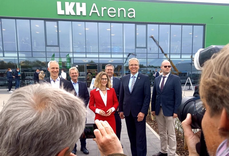 Foto: Landkreis Lüneburg. Eröffnung der LKH Arena am 29. April 2022. In der Mitte Geschäftsführerin Sigrid Vossers, rechts daneben Landrat Jens Böther.