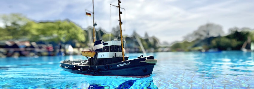Foto, Kim Oberlaender, SaLü. Modellboot im Freibad Hagen.