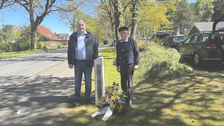 Foto: Polizeidirektion Lüneburg. Einweihung der Stele beim Friedhof in Volkmarst. Von links: Thomas Busch, Bürgermeister Basdahl, Zeitzeuge Johann Dücker.