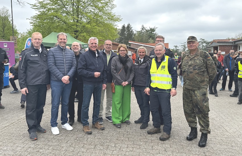 Foto: Polizeidirektion Lüneburg. Beim Abschluss - von links: Carsten Rose, Direktor der Polizeiakademie Niedersachsen; Guido Dieckmann, Bürgermeister Beverstedt; Michael Hasselmann, Leiter Polizeiinspektion Cuxhaven; Thomas Ring, Polizeipräsident PD Lüneburg; Thorsten Krüger, Landrat für den Landkreis Cuxhaven; Niedersachsens Innenministerin Daniela Behrens; Antje Schlichtmann, Leiterin Polizeiinspektion Verden/Osterholz; Andreas Sagehorn, Polizeipräsident PD Oldenburg; Christoph Schröder, BBS Osterholz; Holger Draber, Brigadegeneral der Logistikschule der Bundeswehr.