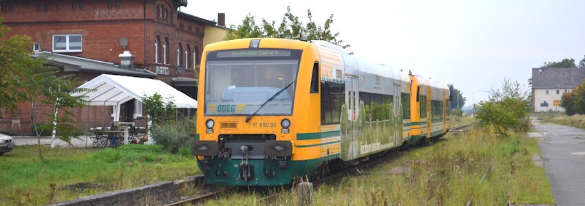 Foto: Thorsten Hensel. Am Bahnhof Lüchow: Bis 1975 verkehrten hier Personenzüge, bis Ende 1997 nur noch Güterzüge. Die Aufnahme entstand bei einer Sonderfahrt auf der stillgelegten Strecke der Jeetze(l)talbahn.