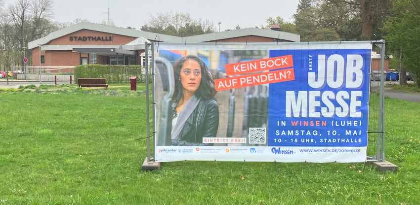 Foto: Stadt Winsen (Luhe). Kein Bock mehr auf Pendeln? Werbebanner für die Job-Messe am 10. Mai 2025 vor der Stadthalle Winsen.