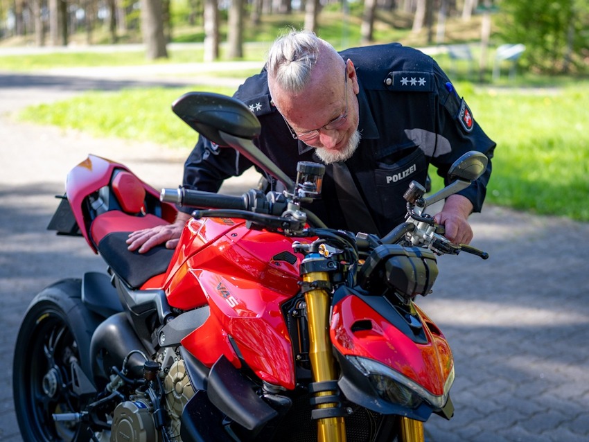 Schauten sich alles genau an: Beamte bei deer Motorrad-Kontrolle bei der Stixer Düne am 27. April 2025. Foto: Polizeiinspektion Lüneburg/Lüchow-Dannenberg/Uelzen.