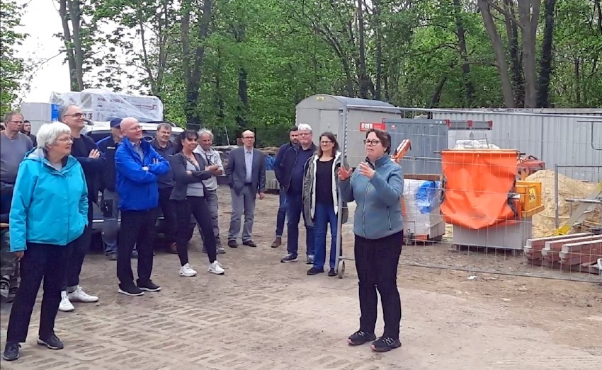 Richtfest Herbergeplus am 24. April 2024. Tanja Mainz, Vorstand im Lebensraum Diakonie, bedankt sich bei allen, die zum Bau beigetragen haben. Foto: Lebensraum Diakonie.
