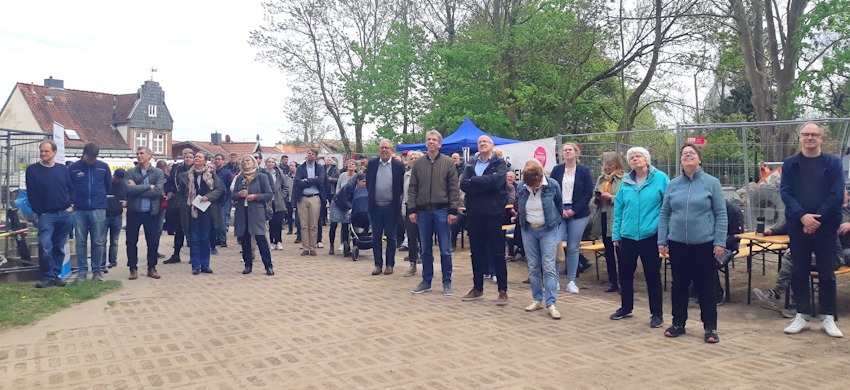 Richtfest Herbergeplus am 24. April 2024. Von unten verfolgen die Gäste die Geschehnisse auf dem Dach. Foto: Lebensraum Diakonie.