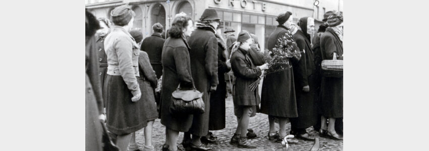 Schlangestehen auf dem Lüneburger Wochenmarkt im November 1945. Foto: Hildegard Garbade.