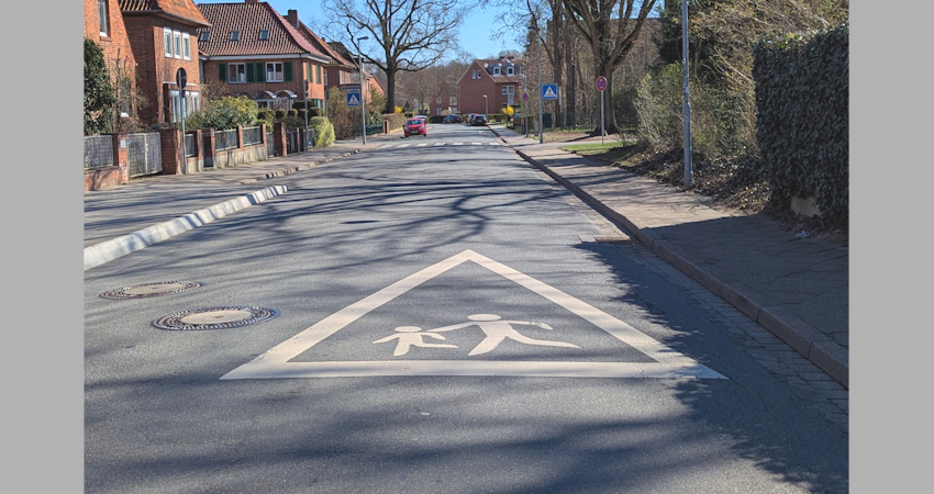 Foto: Hansestadt Lüneburg. Die Friedrich-Ludwig-Jahn-Straße im Lüneburger Stadtteil Rotes Feld eignet sich rund um die Grundschule besonders gut für das Pilotprojekt „Schulstraße“.
