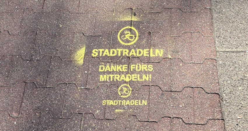 Einladung zum Stadtradeln. Graffiti auf dem Radweg. Foto: Lüne-Blog.