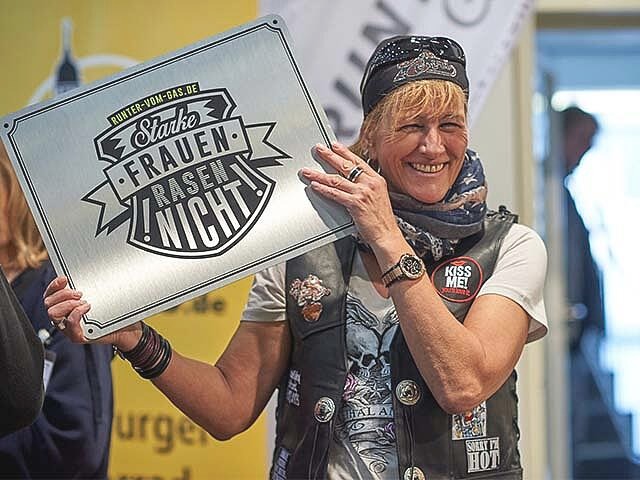 Verkehrssicherheits-Kampagne „Runter vom Gas“: „Echte Männer rasen nicht“ und „Starke Frauen rasen nicht“. Foto: Kampagnenbüro „Runter vom Gas“.