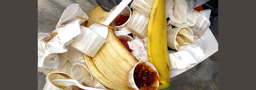 Das bleibt nach dem Essen: Abfall mit Verpackungsmüll, Essensresten und Bananenschale. Foto: Dennis, Pixabay.