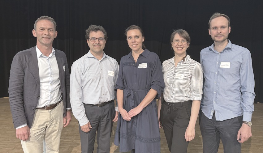 Foto: Hansestadt Lüneburg. Wirkten mit bei der Abschlussveranstaltung zur Kommunalen Wärmeplanung am 14. Mai 2025: Von links - Markus Moßmann (Erster Stadtrat und Dezernent für Nachhaltigkeit, Sicherheit und Recht), Dr.-Ing. Manuel Gottschick (OCF Consulting), Pia Wiebe (Bereichsleitung Klimaschutz und Nachhaltigkeit Hansestadt Lüneburg), Dr. Dana Kirchem (Deutsches Institut für Wirtschaftsforschung) und Steffen Lütjann (Bereich Klimaschutz und Nachhaltigkeit der Hansestadt Lüneburg).