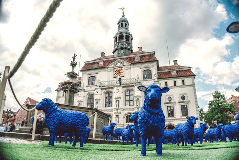 Foto: LMG/John Wilke. Die blaue Friedensherde von Künstler Rainer Bonk war ein besonderer Blickfang auf dem Friedensfest.