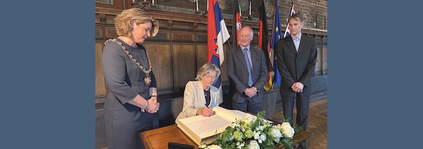 Gedenken an die Teilkapitulation am Timeloberg am 4. Mai 2025 - Eintrag ins Goldene Buch der Stadt. Von links: OB Claudia Kalisch, Lady Arabella Stuart-Smith, Lord Henry Montgomery und Christoph von Friedeburg. Foto: Hansestadt Lüneburg.