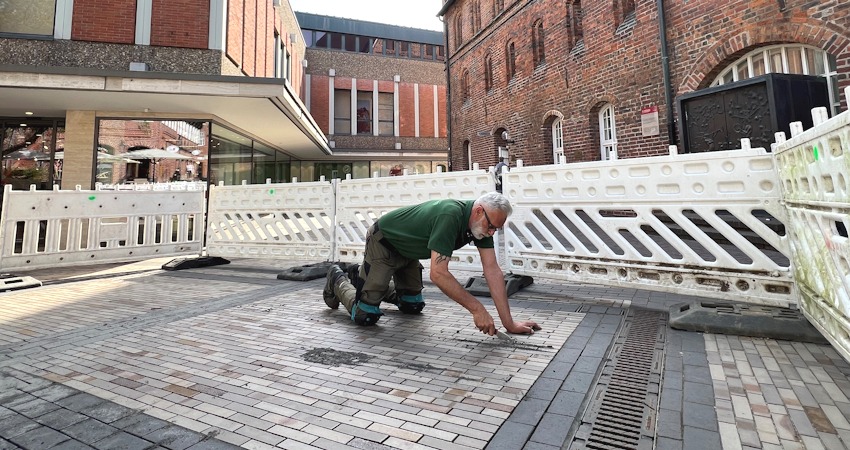 Foto: Hansestadt Lüneburg. Nuno Fortunato und sein Team sind aktuell im Glockenhof im Einsatz und entfernen den falschen Mörtel aus den Fugen.