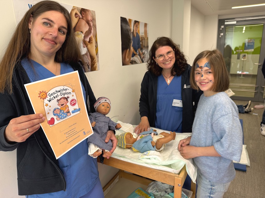 Foto: Klinikum Lüneburg. Wickeldiplom für Geschwister erfolgreich bestanden: Paulina (11) mit den Hebammen Katharina Henning (links) und Jana Benecke (rechts).