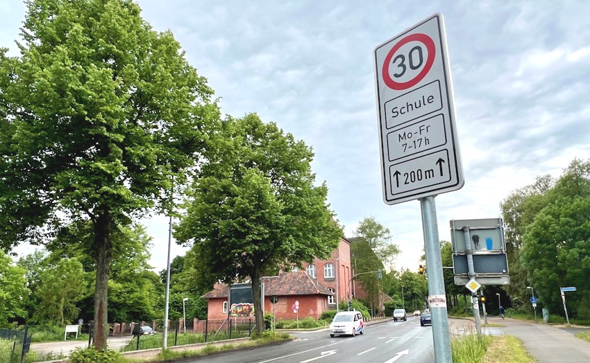 Tempo 30 gilt ab sofort für den Verkehr unmittelbar vor der Hermann-Löns-Grundschule (Vor dem Neuen Tore). Foto: Hansestadt Lüneburg.