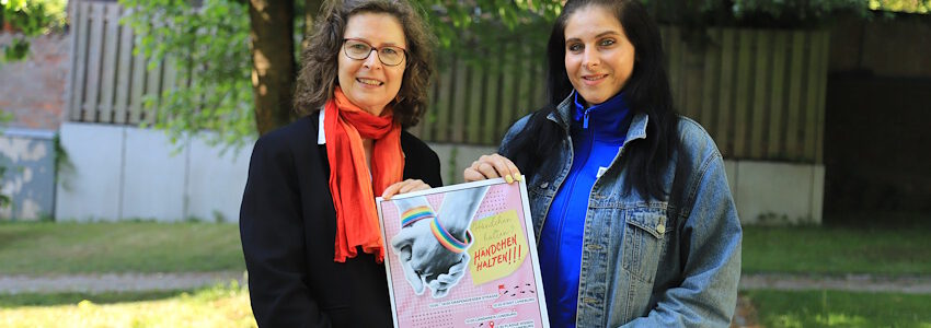Foto: Landkreis Lüneburg. Von links: Karin Fischer (Gleichstellungsbeauftragte Hansestadt Lüneburg) und Viktoria Wilke (Gleichstellungsbeauftragte Landkreis Lüneburg) setzen sich für die LGBTQIA+ Community ein.