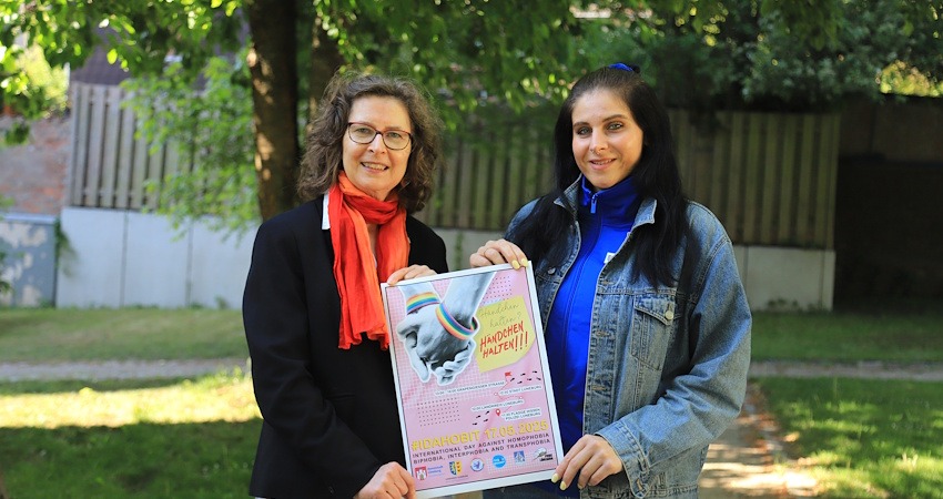 Foto: Landkreis Lüneburg. Von links: Karin Fischer (Gleichstellungsbeauftragte Hansestadt Lüneburg) und Viktoria Wilke (Gleichstellungsbeauftragte Landkreis Lüneburg) setzen sich für die LGBTQIA+ Community ein.