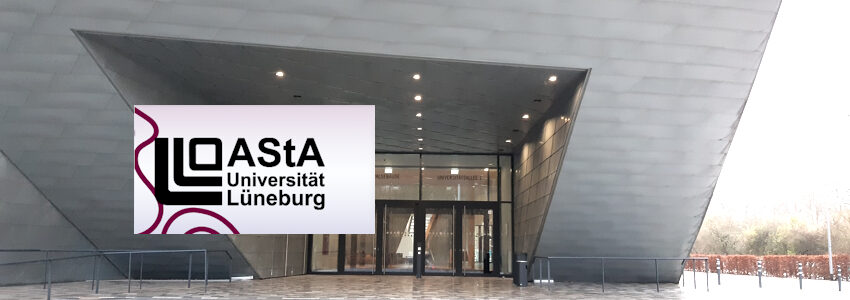 Logo AStA Universität Lüneburg vor dem Eingang des Zentralgebäudes. Foto: Lüne-Blog.