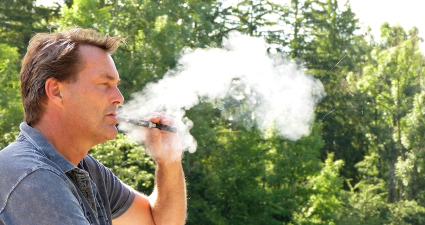Foto: Silviarita, Pixabay. Mann mit E-Zigarette (Vape). Attraktiv?