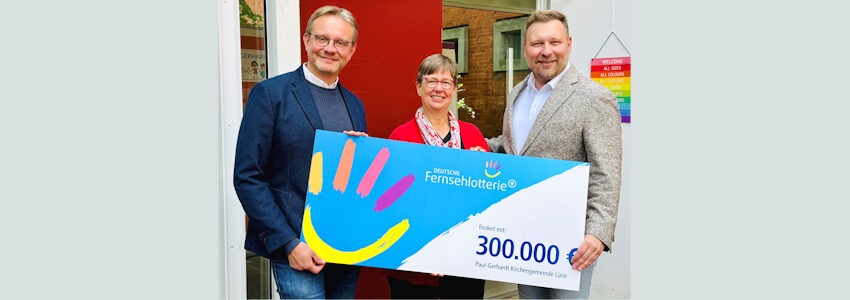 Foto: Max Thümmel. Dennis Schipporeit, Pastor, stellv. Vorsitzender des Kirchenvorstands der Paul- Gerhardt-Gemeinde Lüne; Antje Stoffregen, Leiterin des Paul-Gerhardt-Hauses und Stephan Masch, Deutsche Fernsehlotterie gGmbH bei der symbolischen Übergabe der Fördermittel in Lüneburg am 6. Mai 2025.