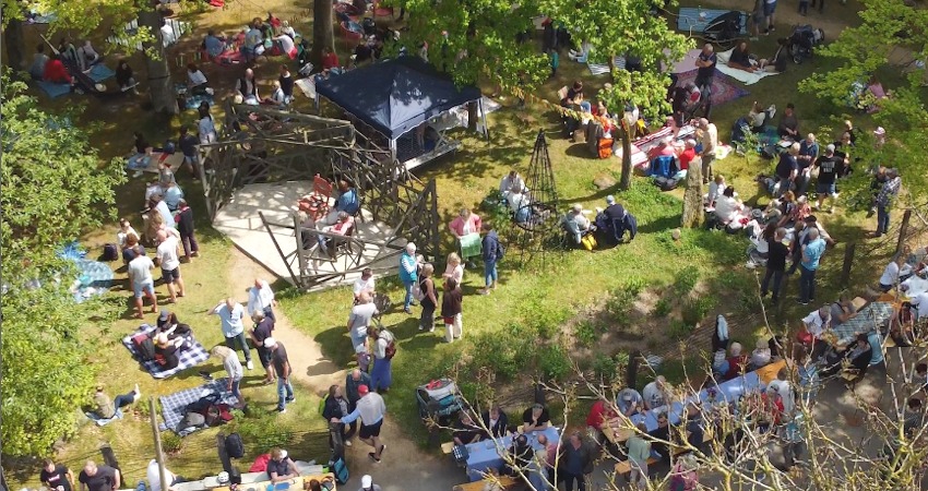Foto: Dorfgemeinschaft Böhmsholz. Picknick in Böhmsholz - mit fast 2000 Gästen am 9. Mai 2024. Die Dorfgemeinschaft freut sich schon auf Himmelfahrt 2025!