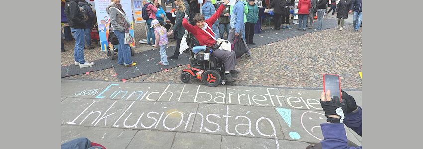 "Ein nicht barrierefreier Inklusionstag" - Protest der Antiableistischen Aktion Lüneburg am 4. Mai 2025 auf dem "Markt der Inklusion". Foto: AAA LG.