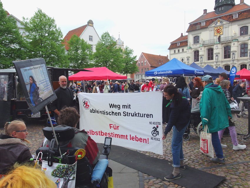 Foto: AAA LG. "Weg mit den ableistischen Strukturen" - Protest der Antiableistischen Aktion Lüneburg am 4. Mai 2025 auf dem "Markt der Inklusion".