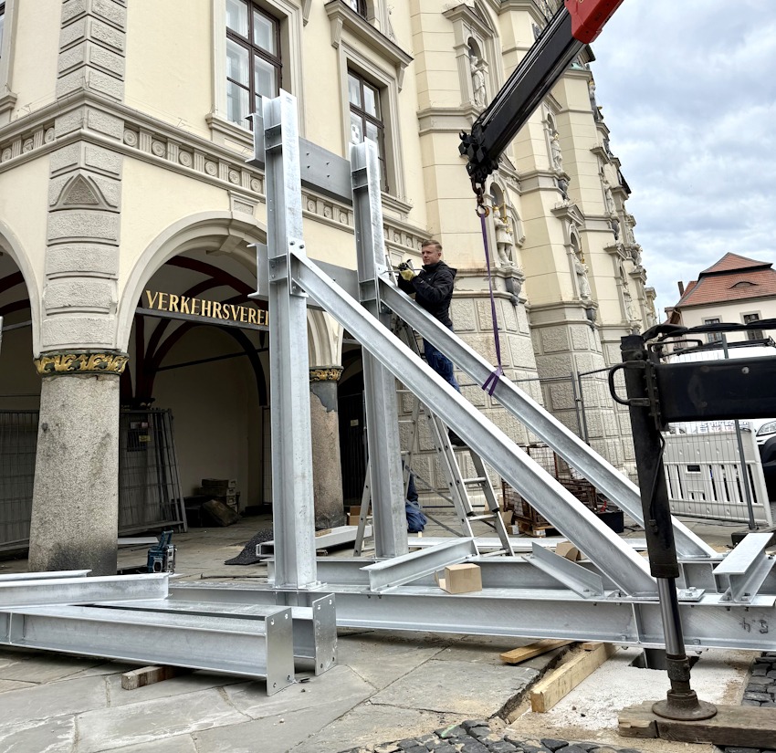 Die nächsten Jahre muss die Rathausfassade gestützt werden, um das Gebäude zu sichern. Die Absicherung wird dann mit Holz eingehaust. Foto: Hansestadt Lüneburg.