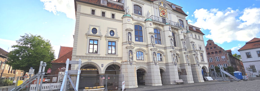 Foto: Lüne-Blog. Stahlstützen an den beiden Außenpfeilern des Rathauses. Mai 2025.