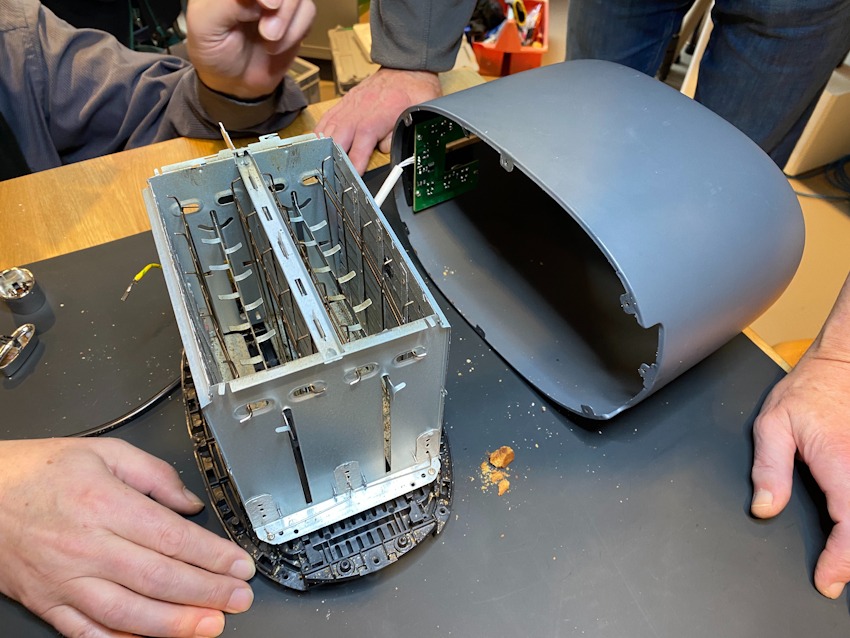 Toaster-Reparatur im Repair-Cafe Lauenburg. Foto: Sabine Kaufmann.