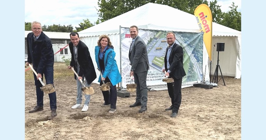 Beim Spatenstich für den MOIN-Betriebshof in Lüneburg am 27. Mai 2025. Foto: MOIN Mobilitätsinfrastruktur und -betriebs GmbH.