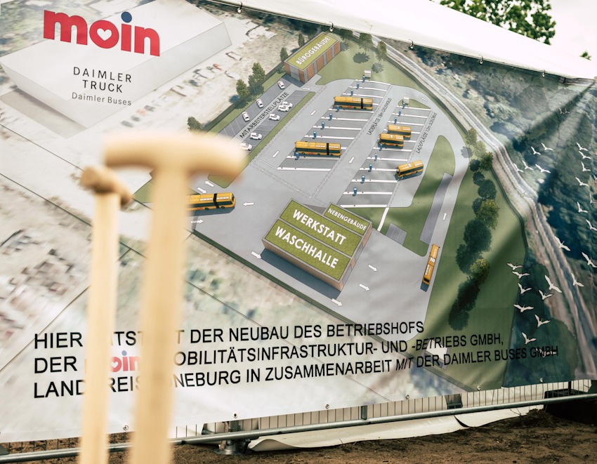 Beim Spatenstich für den MOIN-Betriebshof in Lüneburg am 27. Mai 2025. Die Plane am Bauzaun verrät, wie es hier im Januar 2026 aussehen soll. Foto: MOIN Mobilitätsinfrastruktur und -betriebs GmbH.