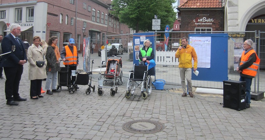 Erster Stadtrat Markus Moßmann bei der Eröffnungsrede. Von links: Ratsmitglied und CDU-Vorsitzender Wolfgang Goralczyk, Bürgermeisterin Christel John (CDU), Gleichstellungsbeauftragte Karin Fischer, Erwin Habisch (ADFC und FUSS e.V.), Julia Born (FUSS e.V.) Erster Stadtrat Markus Moßmann und Bolko Schubert (Delegierter für den Seniorenbeirat)..