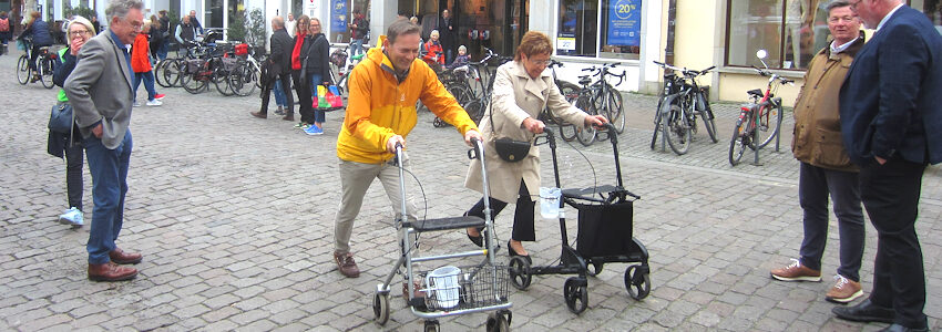 Foto: J. Korn. Erster Stadtrat Markus Moßmann und Bürgermeisterin Christel John beim Wettrennen auf der Teststrecke. Hier zählte jede Sekunde - und jeder Tropfen Wasser, der verloren ging.
