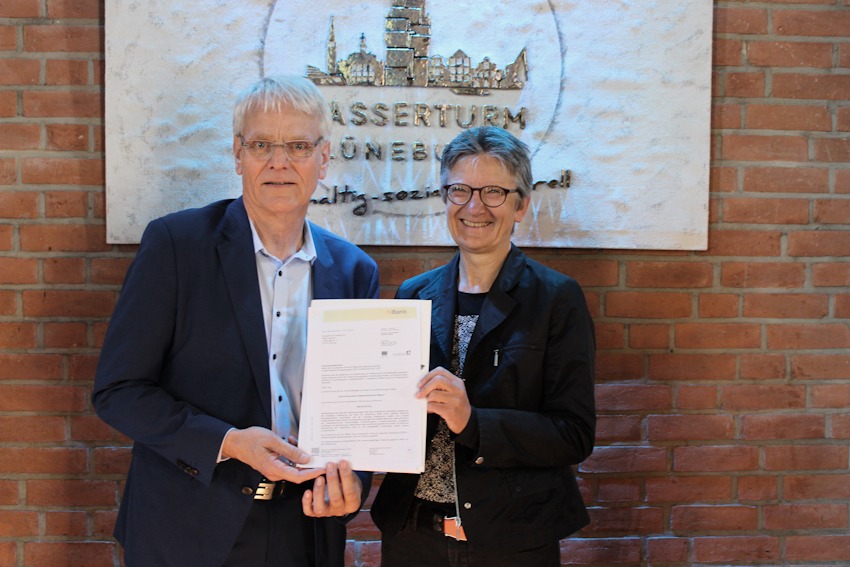 Foto: Landkreis Lüneburg. Anja Penk, stv. Dezernatsleiterin des ArL Lüneburg überreicht Thomas Meyer, Vorstandsvorsitzender des Wasserforum e.V., den Förderbescheid für das neue das „Kompetenzzentrum Wasser“ am 7. Mai 2025.