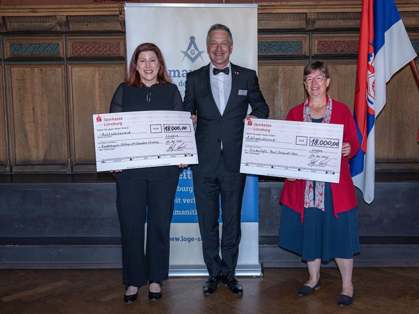 Foto: Loge Selene. Vorsitzender Ralf Lemke übergibt die Spenden an Silke Schippmann, Kinderhospiz „Löwenherz“ in Lüneburg, (links) und an Antje Stoffregen, Kindertafel Lüneburg im Paul-Gerhardt-Haus (rechts).