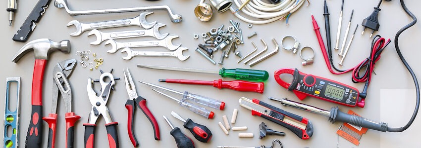 Ausgebreitetes Reparaturwerkzeug: Zangen, Hammer, Elektro ... Foto: Dirk Eisermann.