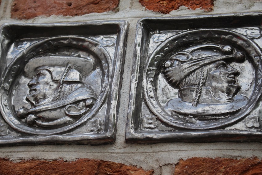 Foto: Andreas Bahr. ALA e.V.: Stadtrundgang Auf der Altstadt. Ofenfliese an Haus Nr. 29. Wenn man sie in der Vorstellung dreht, zeigt sie einmal einen Narren und einmal einen Kardinal.