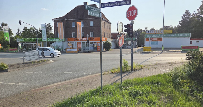 Foto: Lüne-Blog. Adendorf, Einmündung Dorfstraße / Artlenburger Landstraße.