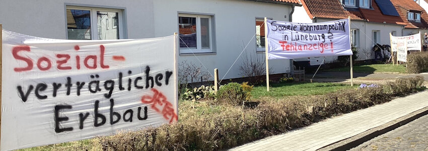 Foto: Initiative „Bezahlbarer Wohnraum im Erbbau Lüneburg“: Banner mit der Forderung "Sozialverträglicher Erbbau jetzt" vor einem Haus in Lüneburg Mittelfeld anlässlich der Info-Aktion „Wir bringen Licht ins Dunkel“ am 10. April 2025.