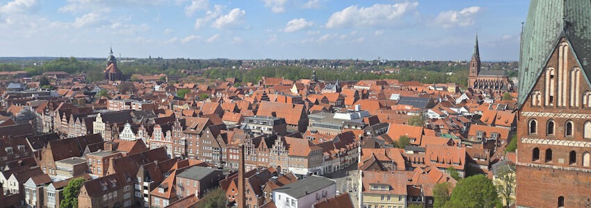 Foto: Lüne-Blog. Blick vom Wasserturm auf den Platz Am Sande. Rechts im Bild die Johanniskirche.