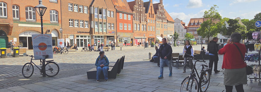 Sehr friedlich. Sitzgelegenheiten Am Sande, an einem Mittwoch um halb elf Uhr. Foto: Lüne-Blog.