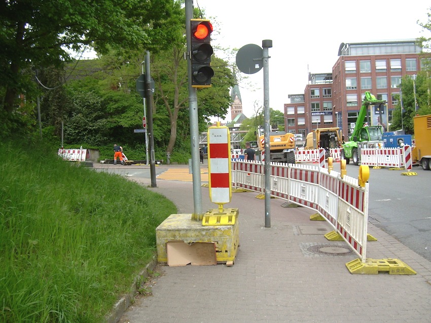 Foto: Erwin Habisch. Dahlenburger Landstraße, Mai 2025. Tja. irgendwie können sich die zu Fuß Gehenden schon durchschlängeln!