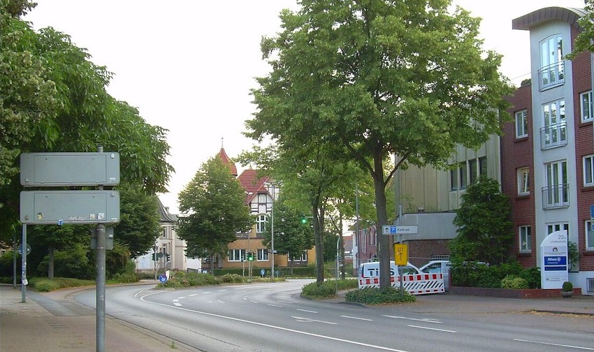 Baustelle Lindenstraße, Foto: Erwin Habisch. Zu Fuß Gehende sollen hier auf die andere Straßenseite wechseln - auf einer vierspurigen Straße bei Tempo 50. Hier wird eine erhebliche Gefahrensituation geschaffen! So darf Baustellensicherung nicht sein.