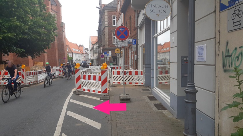Foto: privat. Lüner Straße, Innenstadt Lüneburg, gegenüber der Nikolai-Kirche. Das Halteverbotsschild wurde hier mittig auf dem Gehweg aufgestellt. Mit Rollstuhl, Rollator oder Kinderwagen kommt man hier kaum durch. Warum steht es nicht auf der Fahrbahn?