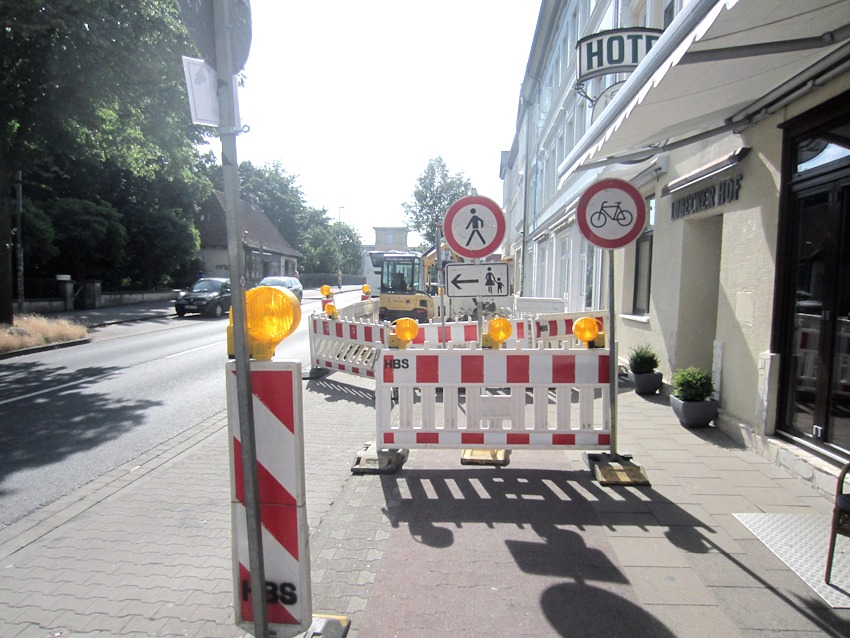 Baustelle Lünertorstraße, Foto: Jonas Korn. Zu Fuß Gehende sollen hier auf die andere Straßenseite wechseln - über eine Hauptverkehrsstraße bei Tempo 50 - ohne Querungsmöglichkeit Hier wird eine erhebliche Gefahrensituation geschaffen! So darf Baustellensicherung nicht sein.