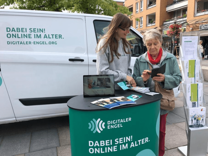 Foto: Deutschland sicher im Netz e.V. Der Info-Bus Digitaler Engel - Online im Alter ist mit Info-Stand und Beratung zu Gast in einer Stadt.