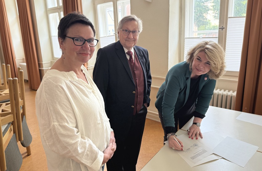 Foto: Hansestadt Lüneburg. Von links: Schulleiterin Heike Matthies, der Vorsitzende des Kirchenvorstandes, Dr. Harald Grürmann, und Oberbürgermeisterin Claudia Kalisch in den Räumen der St.-Johannis-Kirchengemeinde.